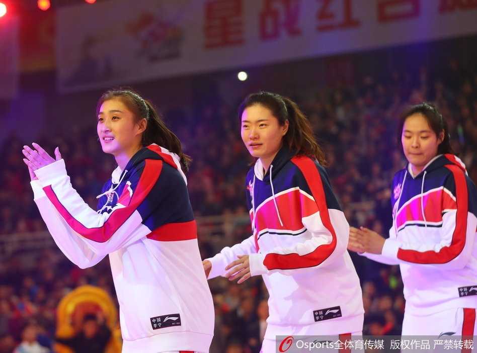 赛后，南区与北区的全明星队员们簇拥在一起，留下了一张星光熠熠的大合影。姑娘们笑容灿烂，颜值与实力并存，定格了本届全明星赛最美好的瞬间。