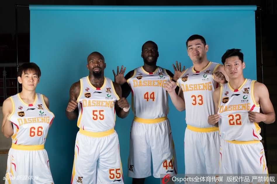 群英谱新篇:回顾南京同曦男篮二零一七2017-18赛季的壮志凌云 JJ-希克森在内线卡位,坚实的臂膀如同城墙,眼神坚毅地望向前方。