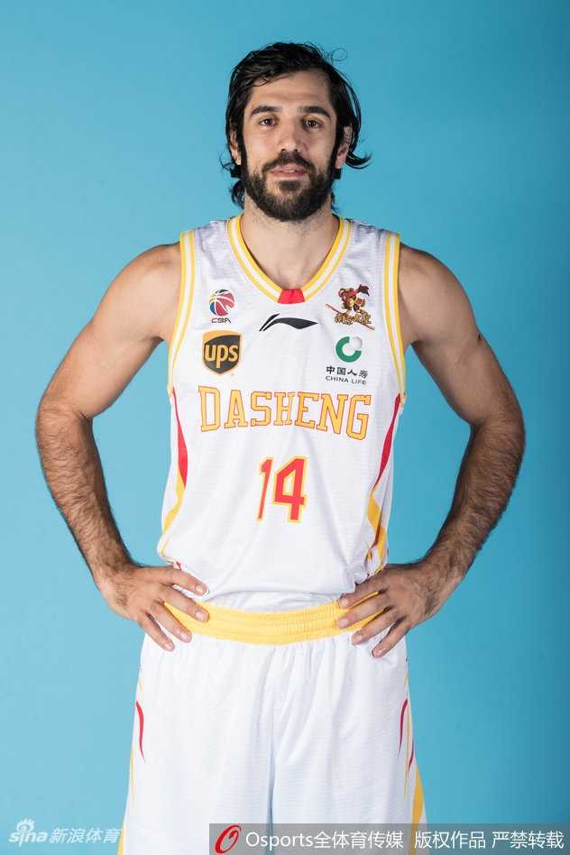 群英谱新篇:回顾南京同曦男篮二零一七2017-18赛季的壮志凌云 唐正东与郭一飞在内线交流,老大哥拍着后辈的肩膀,传递着内线攻防的秘诀与信任。