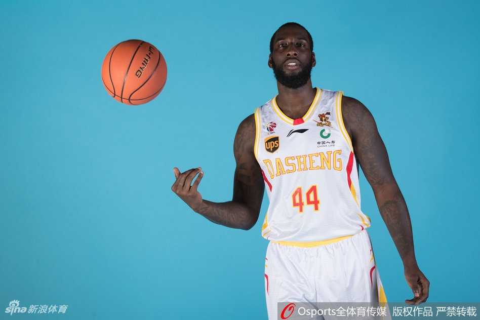 群英谱新篇:回顾南京同曦男篮二零一七2017-18赛季的壮志凌云 冷振铎与队友姜博、何敬佳并肩而立,三位青年才俊面带微笑,朝气蓬勃,仿佛初升的太阳。