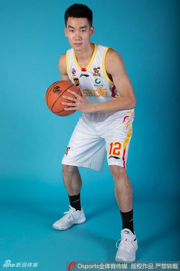 群英谱新篇:回顾南京同曦男篮二零一七2017-18赛季的壮志凌云 冯欣、于长春、张翌星、杨力、王睿、张财宝等后场群像,他们神情各异,但眼中都闪烁着对胜利的渴望。