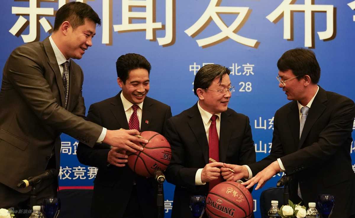 群贤毕至共绘篮坛宏图,蓄势待发只为荣耀瞬间——2017第二届全国体育院校篮球联赛锋芒初露 发布会迎来高光时刻,几位领导和嘉宾同时将手放在启动装置上,随着大屏幕数字的跳动,2017第二届全国体育院校篮球联赛正式宣告启动,现场气氛瞬间被点燃