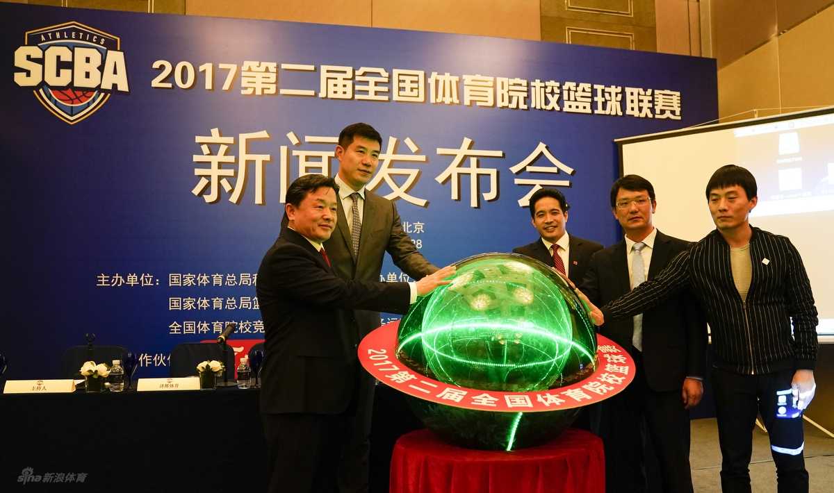 群贤毕至共绘篮坛宏图,蓄势待发只为荣耀瞬间——2017第二届全国体育院校篮球联赛锋芒初露 会场外摆放着联赛的巨幅宣传海报,一名工作人员恰好经过,与海报上奋力拼搏的运动员剪影形成动静结合的对比,无声地诉说着赛场内外的故事