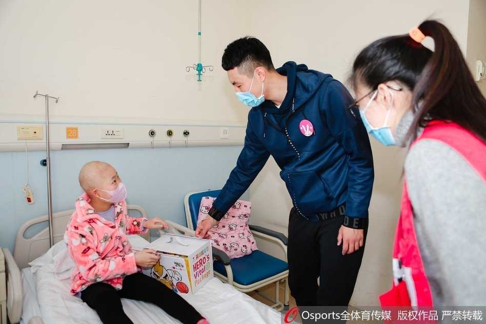 翟晓川张松涛与白血病儿童共绘温暖篮球梦 活动结束后,翟晓川和张松涛与几位手持自己涂鸦作品的小朋友合影留念,孩子们高高举起画作,虽然口罩遮住了大半张脸,但弯弯的笑眼透露出他们此刻无比快乐的心情