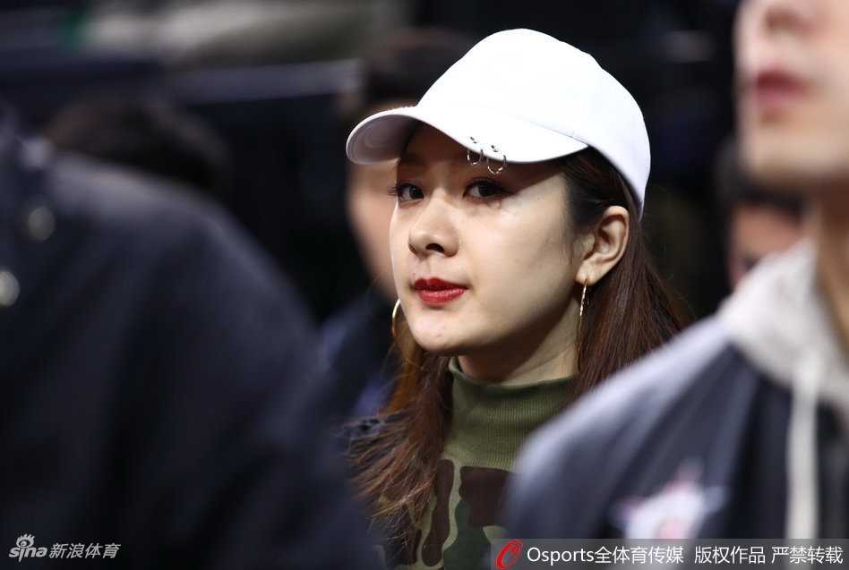 翟晓川与妻子在观赛间隙甜蜜互动，杨思雨长发披肩，身穿简约白色上衣，翟晓川则满脸笑意地看向镜头，两人的好心情一览无余。