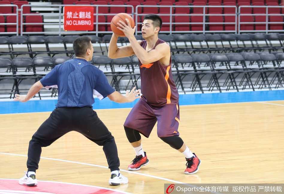 翟晓川右手缠着厚厚的白色绷带，脸上却洋溢着灿烂笑容，正在体能教练的辅助下进行拉伸训练，神情轻松。