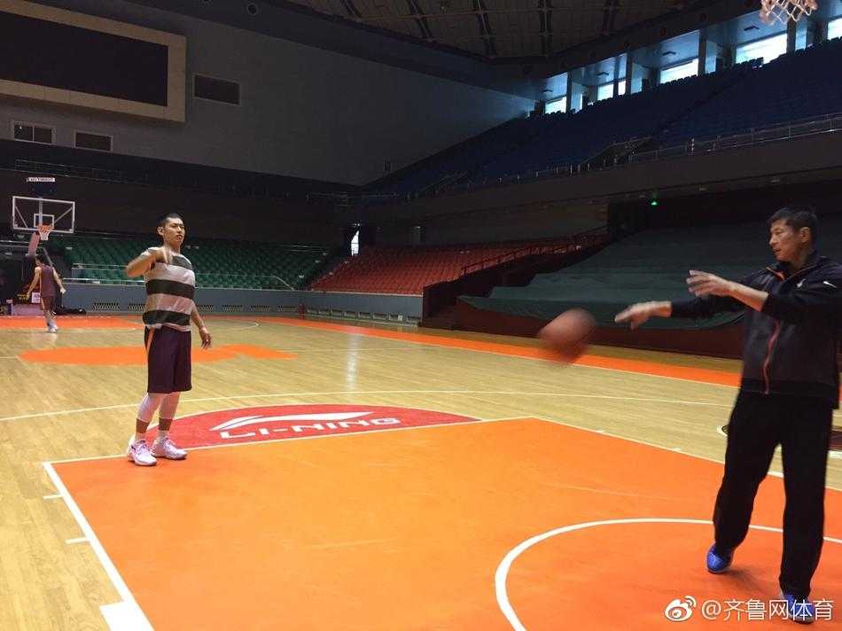 训练结束后，张庆鹏独自加练力量，汗水顺着脸颊滑落，他紧咬牙关，神情坚定，诠释着中国篮球的不老传奇。