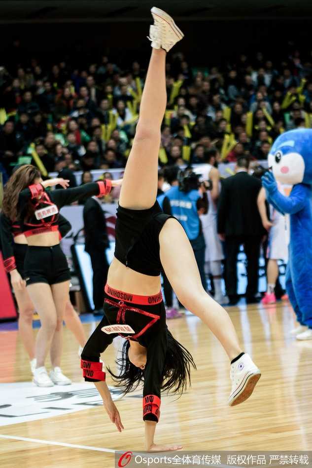 即使是在寒冷的冬季，篮球宝贝依然身着单薄表演服，在聚光灯下全神贯注地舞动，敬业精神令人动容