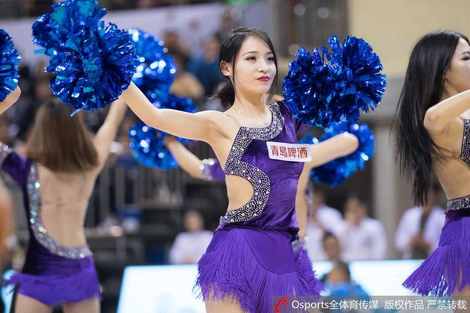 聚光灯外的舞者:江苏肯帝亚篮球宝贝的汗水与梦想 一名篮球宝贝正在聚精会神地进行舞蹈表演,她手中的花球随着动感的节奏在空中飞舞,飞扬的发丝和专注的表情,定格了她在赛场上最美的瞬间。