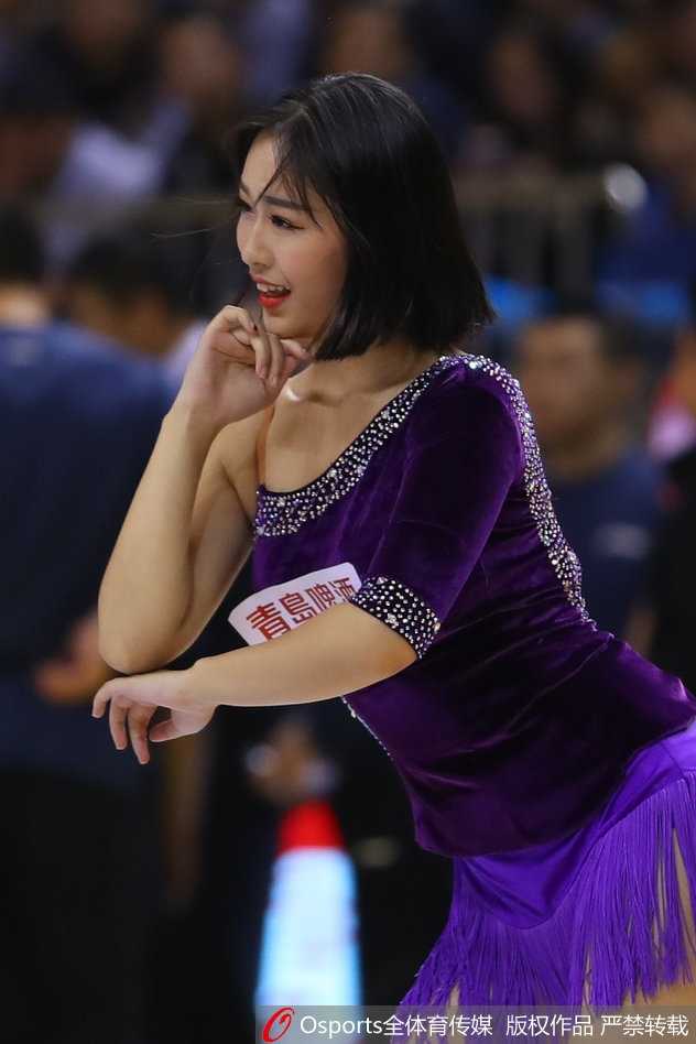 聚光灯外的舞者:江苏肯帝亚篮球宝贝的汗水与梦想 在明亮的赛场灯光下,两位篮球宝贝背对背摆出酷炫的造型。她们身着闪亮的表演服,配合着现场动感的音乐,展现出力量与美感的完美结合。