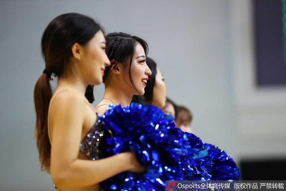 聚光灯外的舞者:江苏肯帝亚篮球宝贝的汗水与梦想 江苏肯帝亚篮球宝贝们身着靓丽服装,在球场上整齐列队,她们脸上洋溢着灿烂的笑容,张开双臂迎接即将开始的激烈比赛。