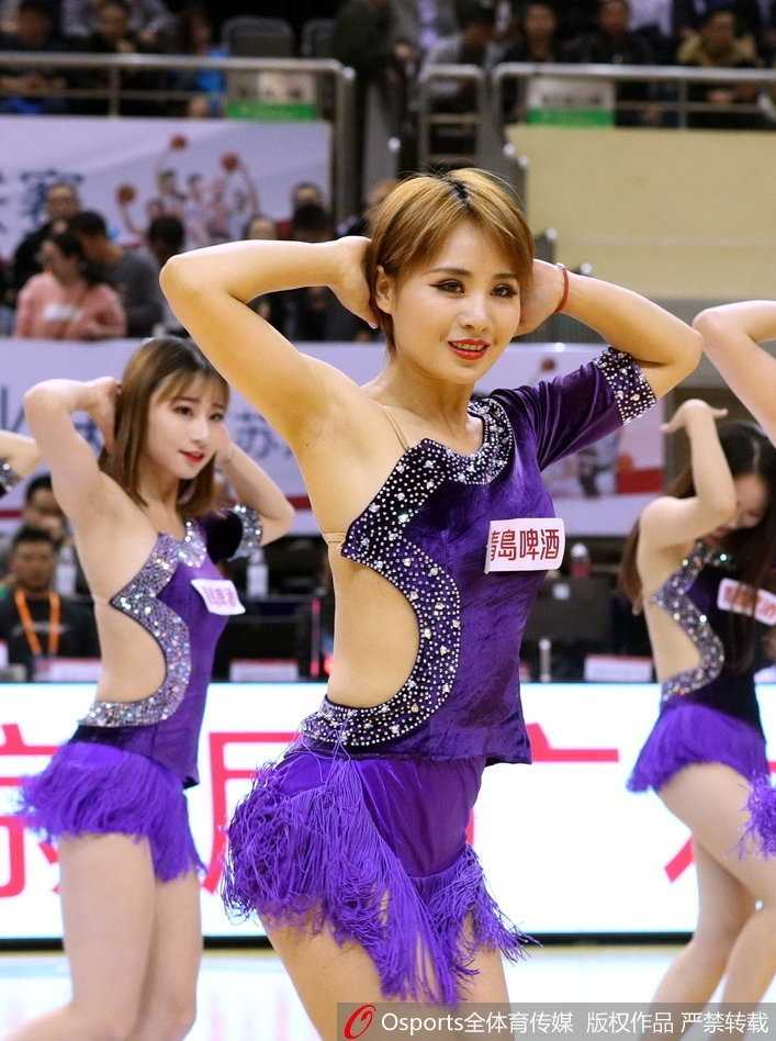 聚光灯外的舞者:江苏肯帝亚篮球宝贝的汗水与梦想 表演结束后,一位篮球宝贝对着镜头露出了俏皮可爱的笑容。近距离的特写镜头捕捉到了她额头上细密的汗珠,那是她在舞台上尽情绽放后留下的最美勋章。