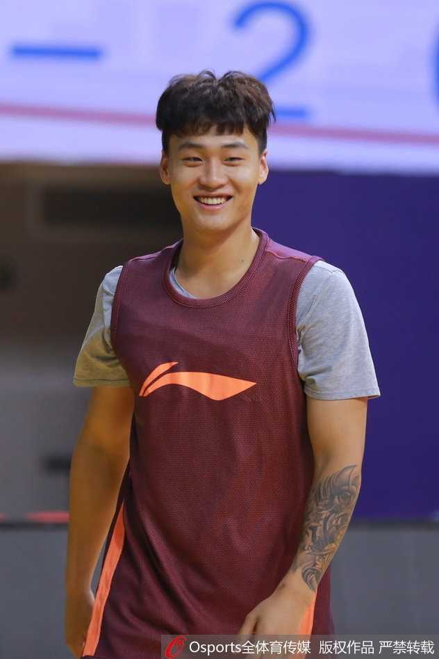 肌肉线条彰显领袖本色,广东宏远赛前备战阿联状态轻松 易建联进行持球突破训练,全身肌肉处于紧绷状态,核心力量惊人,仿佛随时准备在对手禁区上演暴力灌篮。