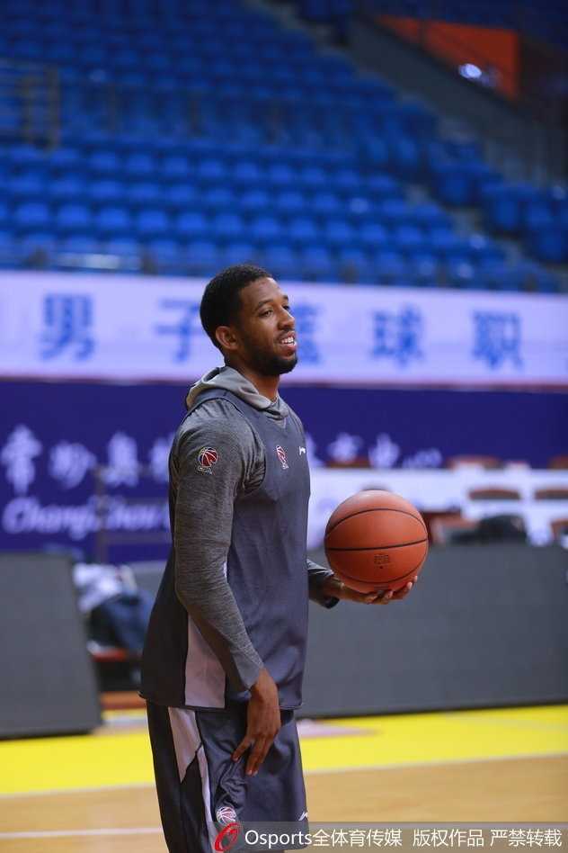 肌肉线条彰显领袖本色,广东宏远赛前备战阿联状态轻松 备战间隙,易建联独自练习背身单打技术,每一次转身投篮都显得从容不迫,粗壮的手臂为他的技术动作提供了完美的支点。
