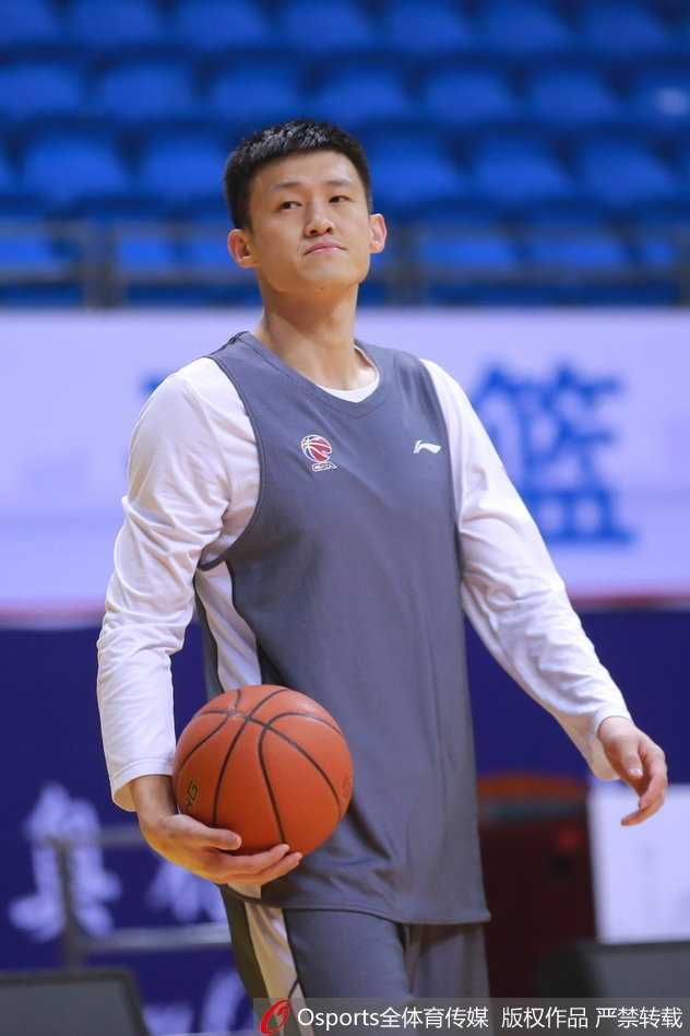 肌肉线条彰显领袖本色,广东宏远赛前备战阿联状态轻松 在力量训练环节,阿联正在进行上肢拉伸,肩膀的三角肌与手臂的肱二头肌隆起如钢铁浇筑,展现了极高的肌肉质量。