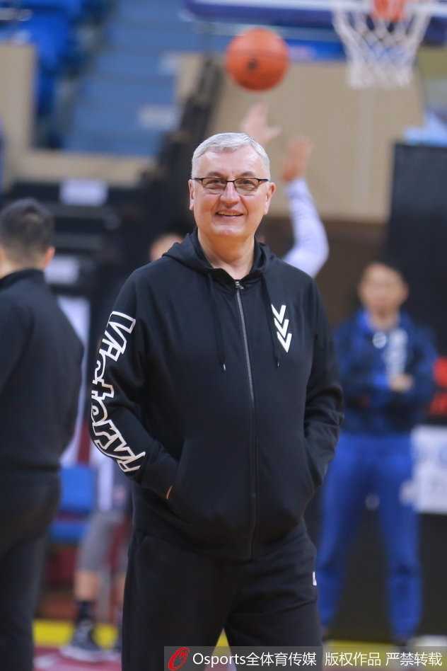 肌肉线条彰显领袖本色,广东宏远赛前备战阿联状态轻松 运球折返跑中,易建联粗壮的麒麟臂格外吸睛,肌肉线条犹如雕刻般棱角分明,这是他休赛期赴美特训留下的苦练印记。