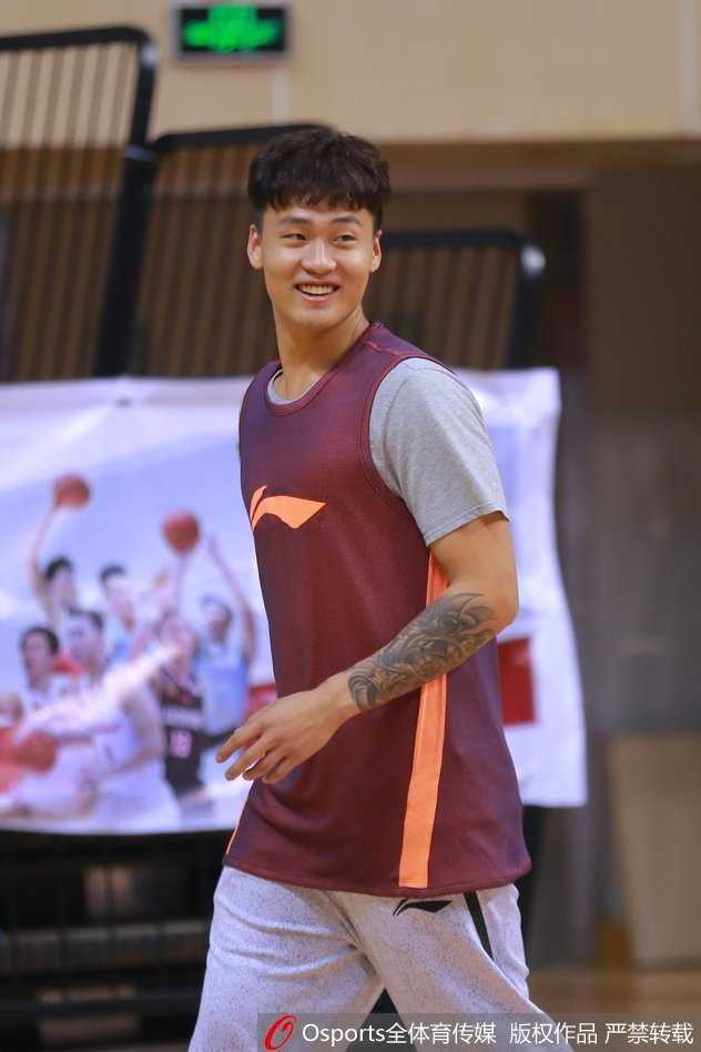 肌肉线条彰显领袖本色,广东宏远赛前备战阿联状态轻松 训练结束后,易建联在场边放松拉伸,即便是一个简单的喝水动作,也能看到他前臂肌肉的流畅线条,自律早已成为他生活的本能。