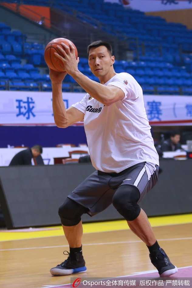 肌肉线条彰显领袖本色,广东宏远赛前备战阿联状态轻松 在球队公开训练课上,易建联神情自若地聆听教练布置,眼神中透着专注与平静,丝毫不见大战前的紧张感。