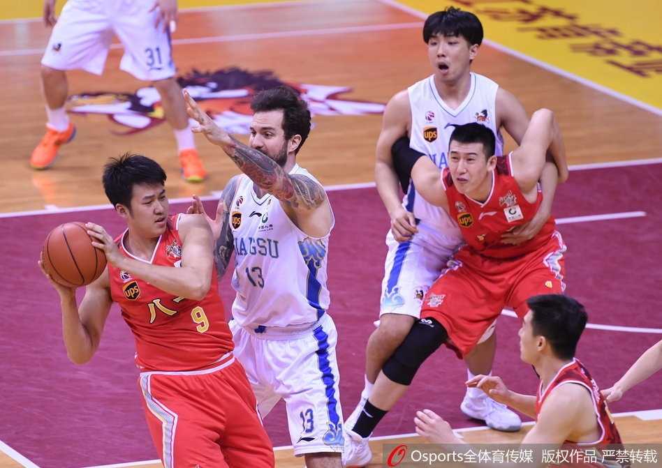吴冠希面对八一队员的贴身防守，依然稳稳将球送入篮筐，他强硬的篮下进攻成为肯帝亚扩大领先优势的利器