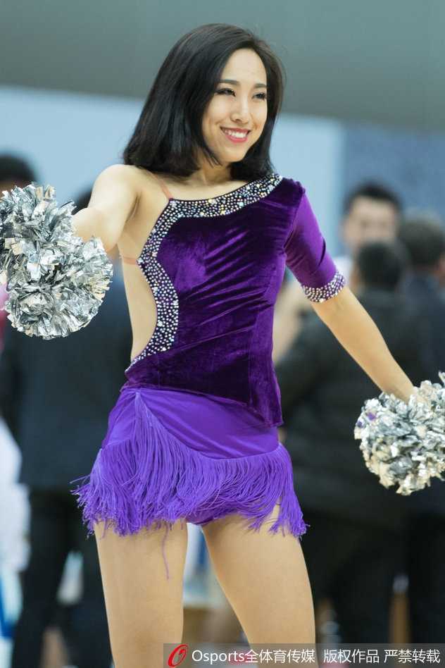 灯光暗下，聚光灯照亮最后一名离场的啦啦队员，她回眸一瞥，嘴角的微笑仿佛在说：感谢今晚，感谢篮球。