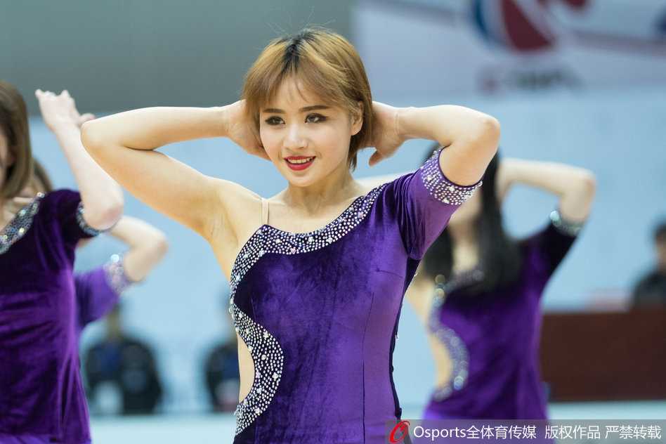 啦啦队热舞瞬间，红衣宝贝笑容灿烂，手中花球仿佛也闪烁着赛场灯光，为即将跳球的瞬间注满活力。