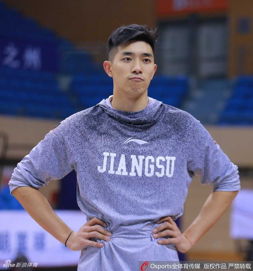 李原宇在赛前热身中练习中投，神情认真，面对旧主广东队，他渴望用表现证明自己。