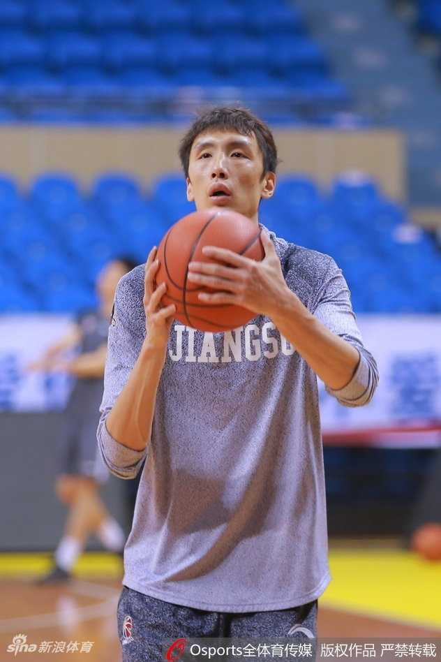 肯帝亚外援布朗面带微笑在场边拉伸，眼神中透露出对新挑战的期待与自信。