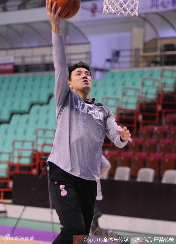 布鲁克斯双手叉腰站在训练场上，他的目光望向正在交谈的哈德森和巴斯，脸上挂着自信而放松的微笑，似乎对即将到来的比赛充满了信心。