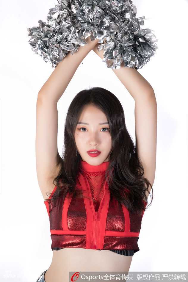 一曲舞罢，姑娘们摆出华丽的结束造型，笑容与汗水交织，她们用完美的表现赢得了现场观众雷鸣般的掌声，也为世预赛的紧张气氛带来了一次美妙的放松。