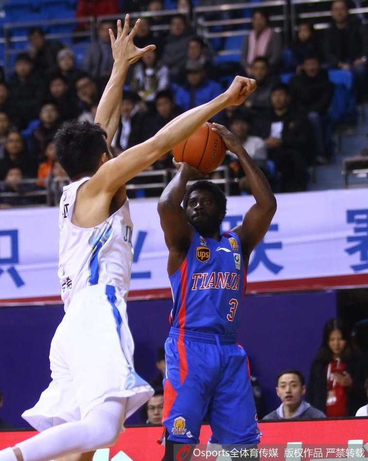 史鸿飞在三分线外接球就投，出手果断坚决，皮球越过防守者的指尖，精准地落入篮筐，他用这记远投浇灭了对手刚刚燃起的反扑势头。