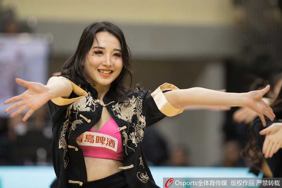 两名篮球宝贝面对面互动，长袖在空中交叉形成一个巨大的红色爱心，配合默契十足