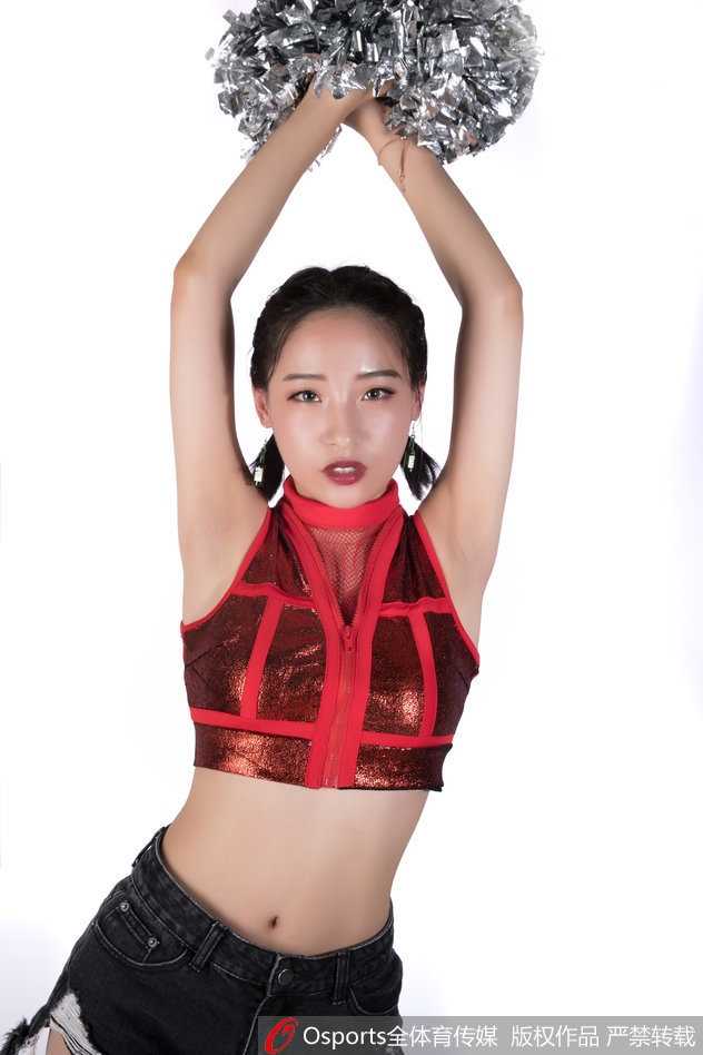 表演结束，宝贝们摆出酷飒的结束造型，自信地目视前方，身后的巨幅海报与她们交相辉映，定格下这场凯旋之舞最完美的瞬间。