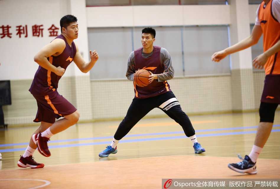 轩轩在众人簇拥下参观广东宏远队训练，他双手插兜好奇地张望，身旁的大人们用温暖的目光守护着这位特殊的小客人。