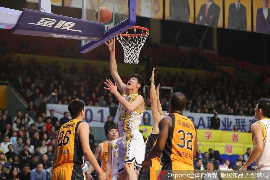 斯科拉试图用他标志性的梦幻脚步晃开防守，但广厦队的多人包夹让这位阿根廷老将举步维艰。