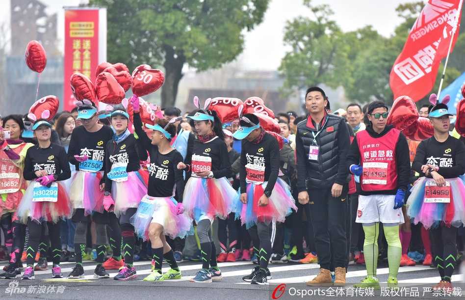 冬日寒风中，肯帝亚啦啦队的宝贝们身着亮黄色短裙热力起舞，她们的笑容如阳光般灿烂，瞬间点燃了苏州马拉松起跑点的激情。