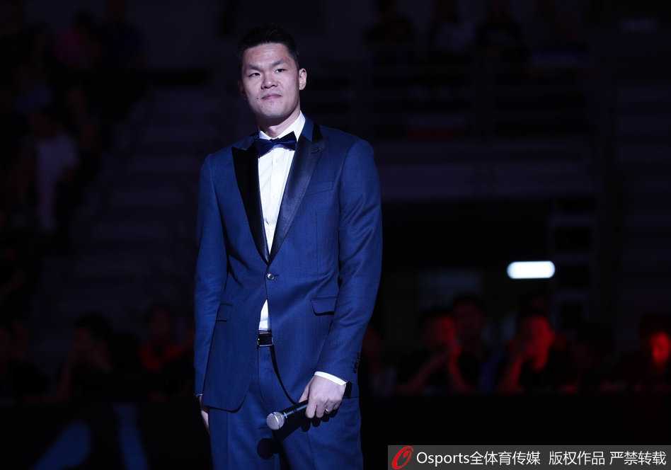 致敬八冠王传奇:朱芳雨八号球衣高悬东莞,万分先生转身开启新篇章 站在球场中央进行致辞的朱芳雨,手持话筒,神情专注而真挚,背后是坐无虚席、为他欢呼的球迷,他用幽默的话语感谢了所有人,为这段球员生涯画上完美句号。