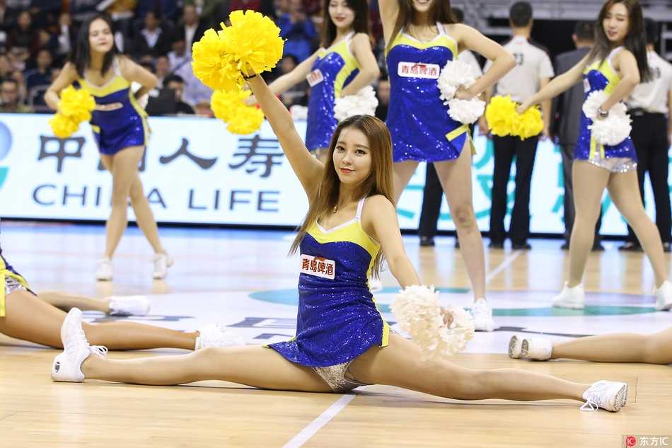 灯光聚焦下，篮球宝贝们奋力跃起，在空中定格成整齐划一的一字马，修长的身姿宛如惊鸿一瞥，将力与美完美融合。