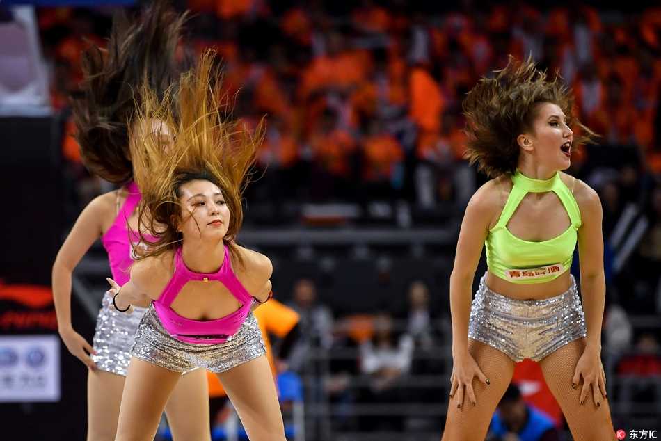 舞蹈动作定格，宝贝们稳稳地坐在地上完成横叉一字马，双手自然放在膝盖上，脸上洋溢着灿烂的笑容，仿佛在享受这个展示自我、点燃全场的闪耀时刻。