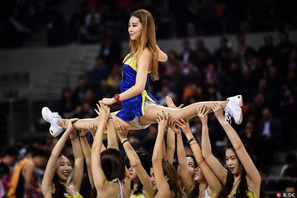 中场休息的音乐激昂，多名啦啦宝贝同时下叉，完成集体一字马。她们的动作整齐划一，裙摆飞扬，将赛场气氛瞬间推向高潮，成为一道亮丽的风景线。