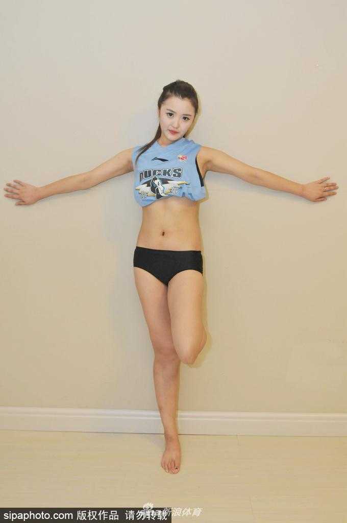 舞动青春马尾 助力京城荣耀 这位篮球宝贝回眸一笑,高扬的马尾辫在空中划出一道优美的弧线,与专注的眼神交相辉映,展现出赛场之外的灵动与妩媚。