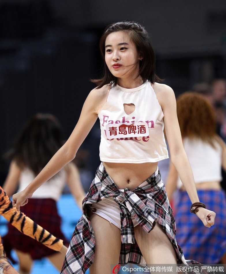 舞台上的惊鸿一瞬:当肩带滑落成为时尚界的永恒瞬间 墨西哥海边的度假村,44岁的布兰妮身穿宽松灰绿色吊带裙漫步,裙子的肩带已完全滑落堆在腰间,她却浑然不觉,手持酒杯与友人谈笑,神情恍惚