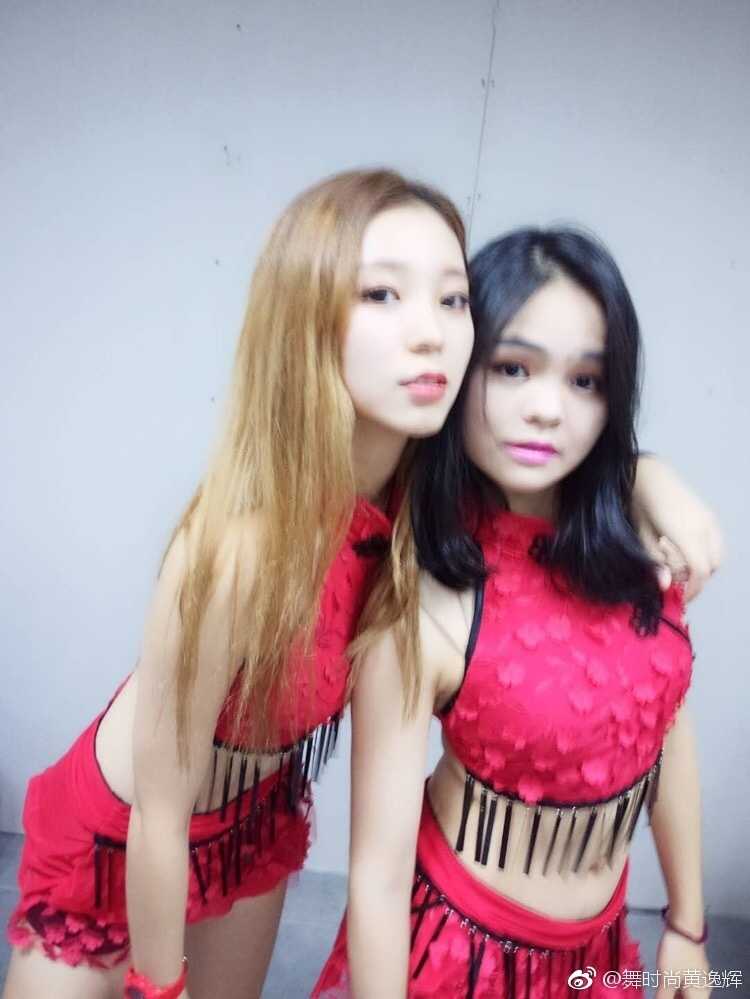 舞时尚啦啦队热力绽放,助阵广东篮球谱写冠军华章 队员们身着靓丽的表演服摆出优雅造型,修长的身姿与整齐划一的动作,彰显出专业舞者的深厚功底。