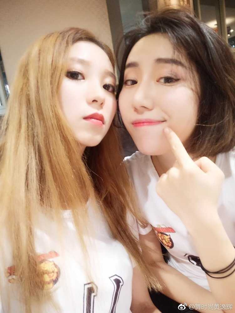 舞时尚啦啦队热力绽放,助阵广东篮球谱写冠军华章 全队成员在比赛结束后合影留念,大家簇拥在一起,脸上洋溢着灿烂的笑容,记录下又一个为篮球起舞的精彩夜晚。