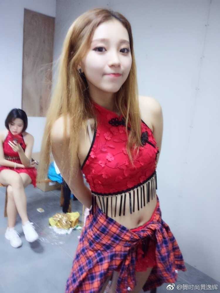 舞时尚啦啦队热力绽放,助阵广东篮球谱写冠军华章 两位啦啦队员亲密相依,展现出姐妹般的深厚情谊,背景的灯光将她们青春洋溢的面庞映照得更加动人。