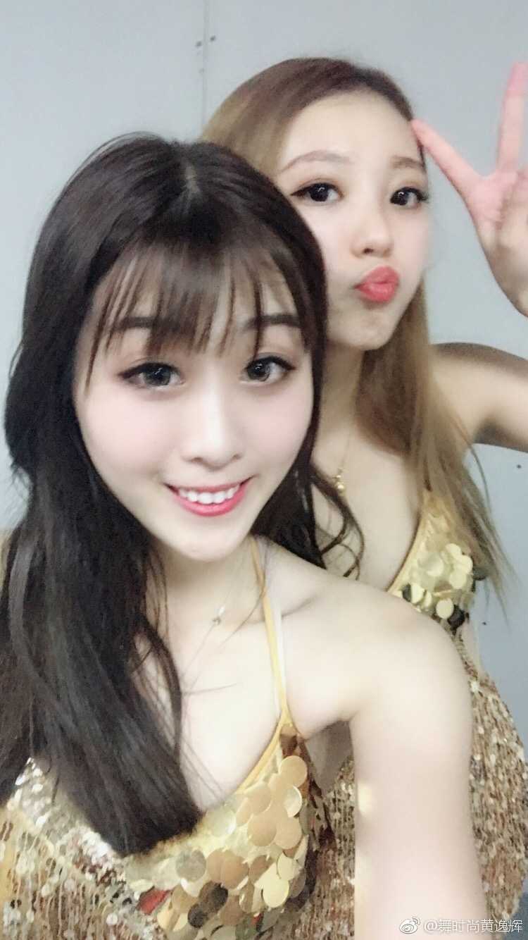 舞时尚啦啦队热力绽放,助阵广东篮球谱写冠军华章 镜头定格在一位啦啦队员回眸一笑的瞬间,飘逸的长发与自信的眼神相得益彰,展现出独特的东方女性魅力。