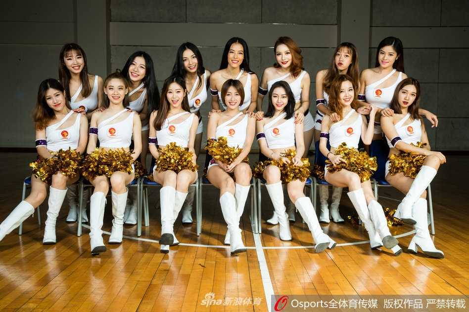 宝贝手持彩球，眼神坚定地看向远方，仿佛在赛场上为球队加油鼓劲，充满了力量与美感