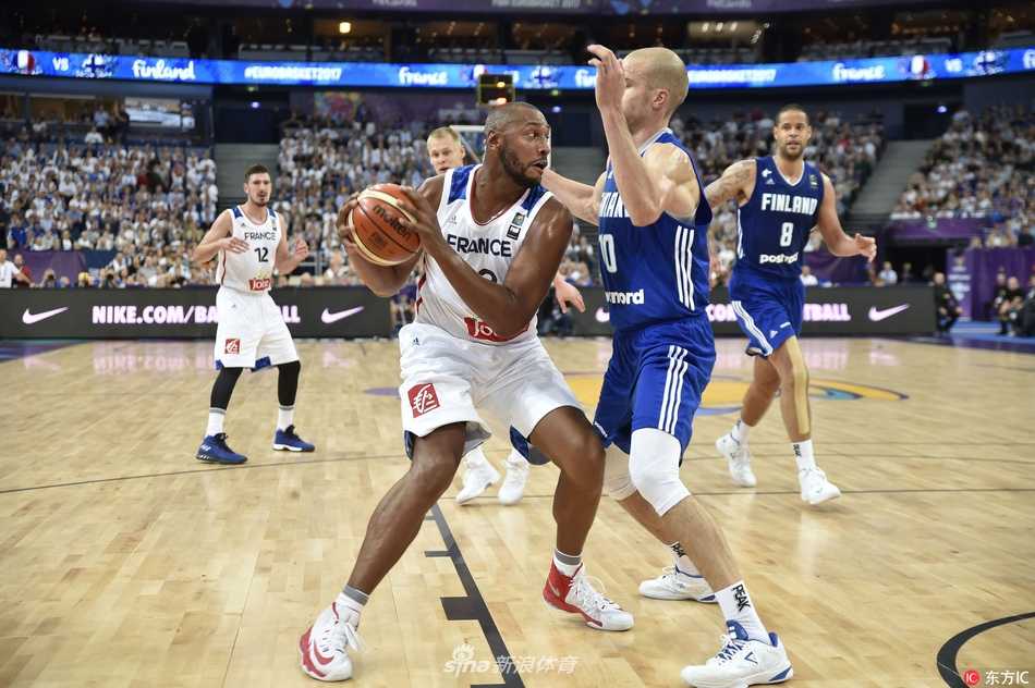 芬兰新星闪耀赫尔辛基 马尔卡宁率队加时爆冷掀翻法国 落败的法国队核心富尼耶叉腰低头,难掩失落,身后是疯狂庆祝的芬兰球员,一喜一悲间定格了竞技体育的残酷。