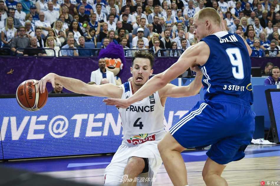 芬兰新星闪耀赫尔辛基 马尔卡宁率队加时爆冷掀翻法国 马尔卡宁在比赛结束后,激动地与队友撞胸庆祝,他攥紧拳头,青涩的脸上洋溢着胜利的巨大喜悦。