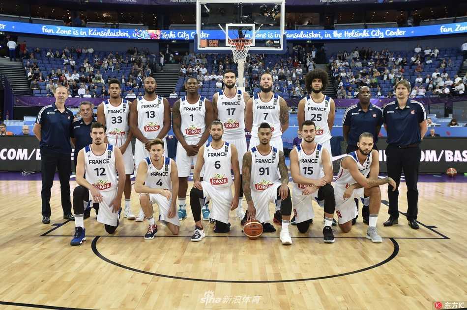 芬兰新星闪耀赫尔辛基 马尔卡宁率队加时爆冷掀翻法国 芬兰主场观众全体起立,手臂相连,形成一片白色的浪潮,震耳欲聋的欢呼声仿佛要冲破球馆穹顶。