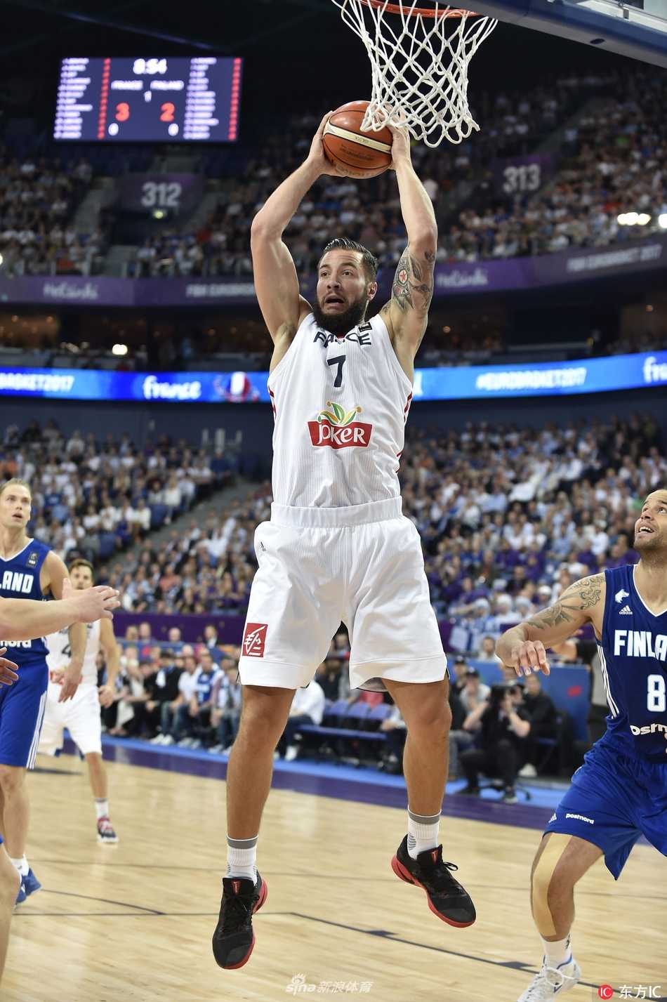 芬兰新星闪耀赫尔辛基 马尔卡宁率队加时爆冷掀翻法国 法国队后卫德科洛在芬兰球员的严密包夹下,奋力护球,脸上写满了焦急与不屈,比赛强度可见一斑。